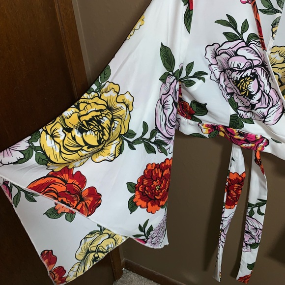 Bell sleeve floral blouse - Picture 2 of 3